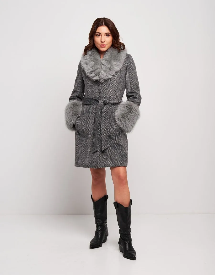 Cappotto con cintura e ecopelliccia