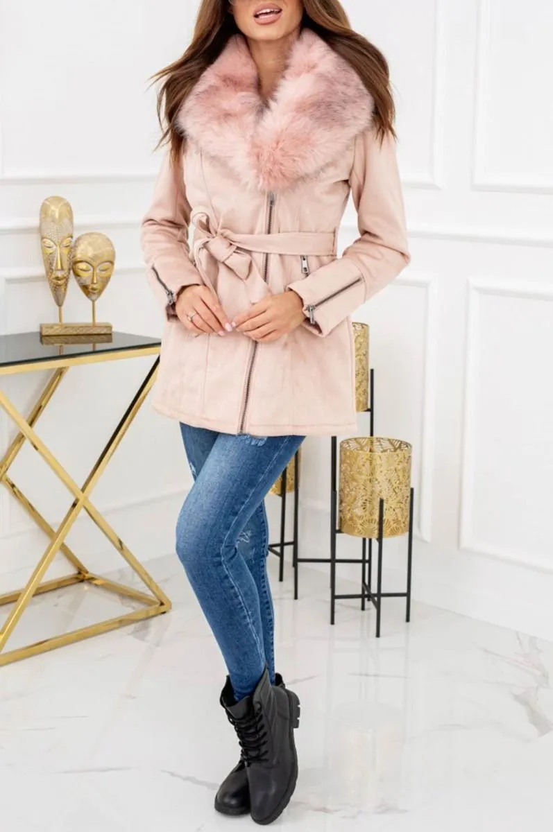 Cappotto lungo rosa scamosciato con laccio e bordo in ecopelliccia
