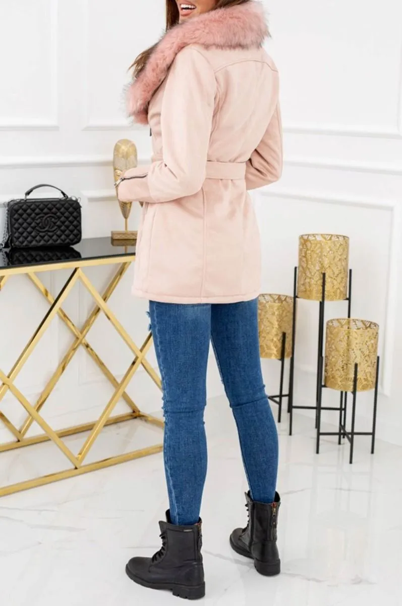 Cappotto lungo rosa scamosciato con laccio e bordo in ecopelliccia