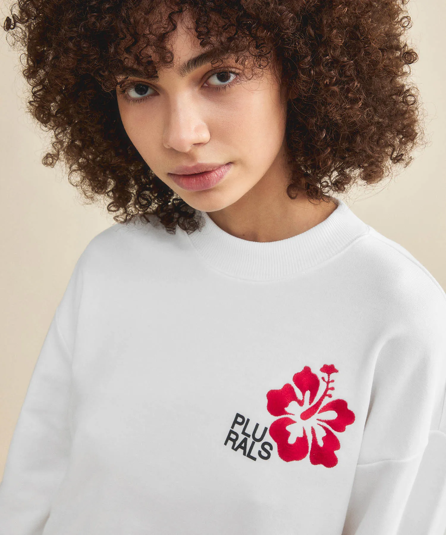 Felpa cropped con ricamo al petto