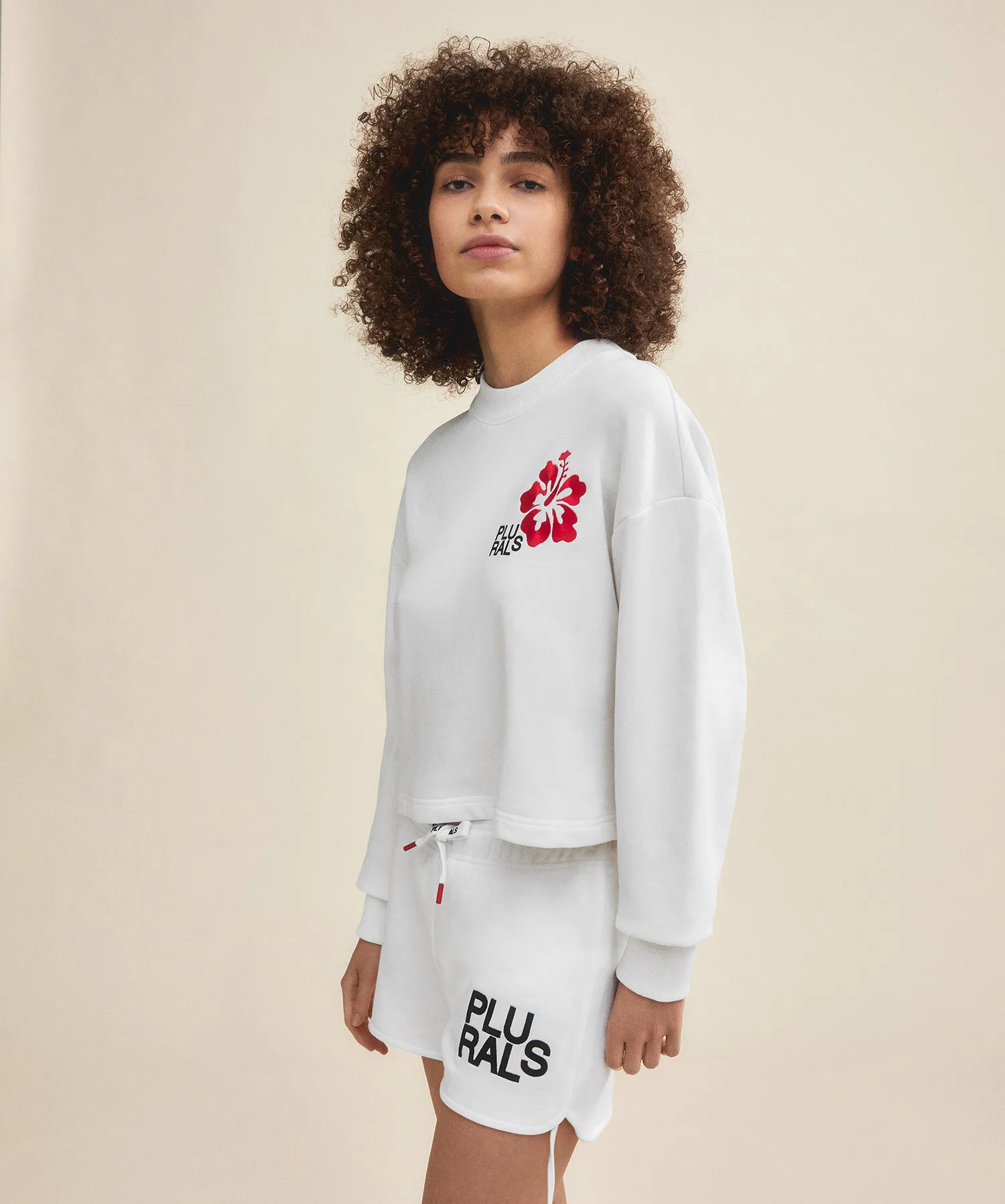 Felpa cropped con ricamo al petto