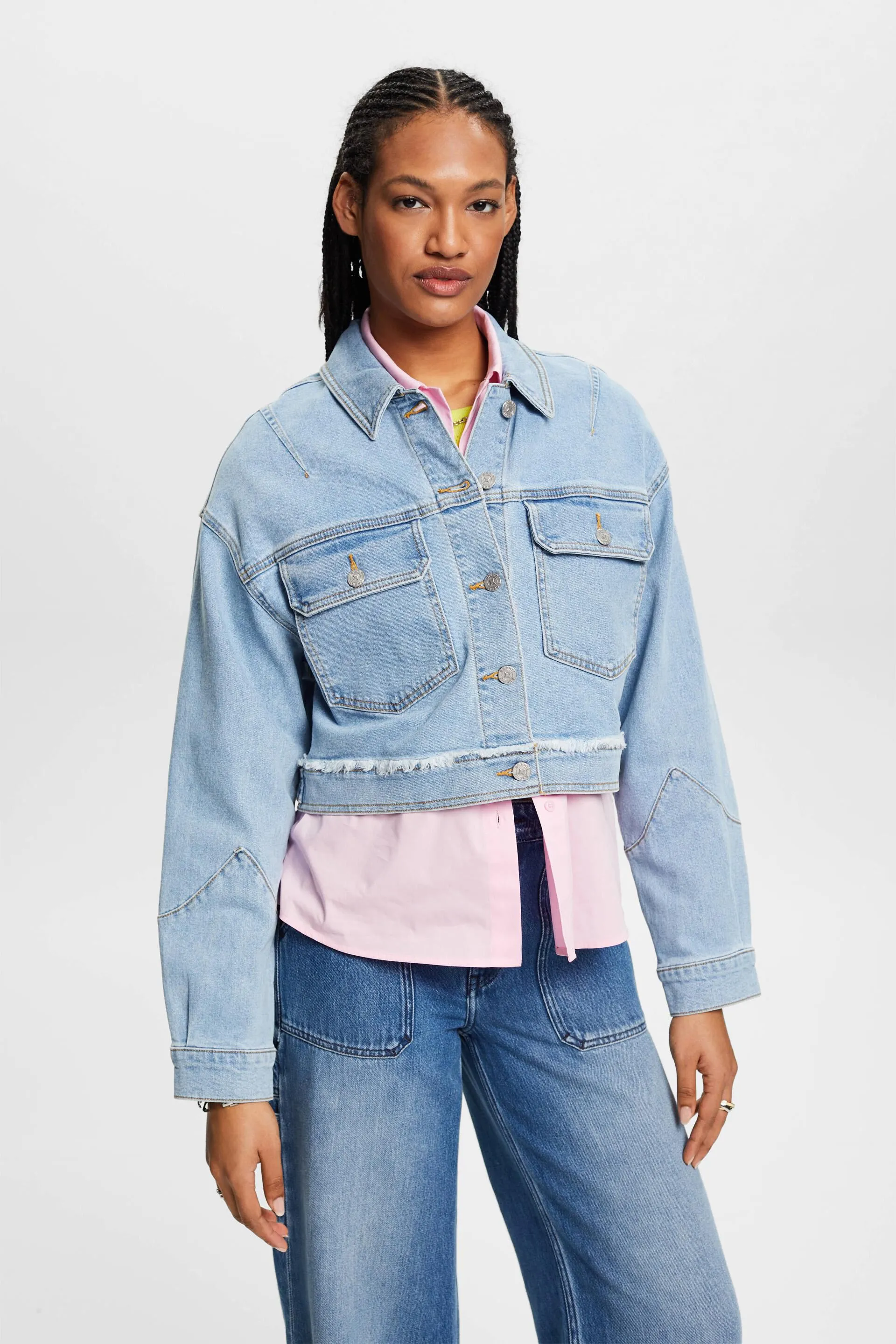 Giacca in denim cropped con bordo sfrangiato