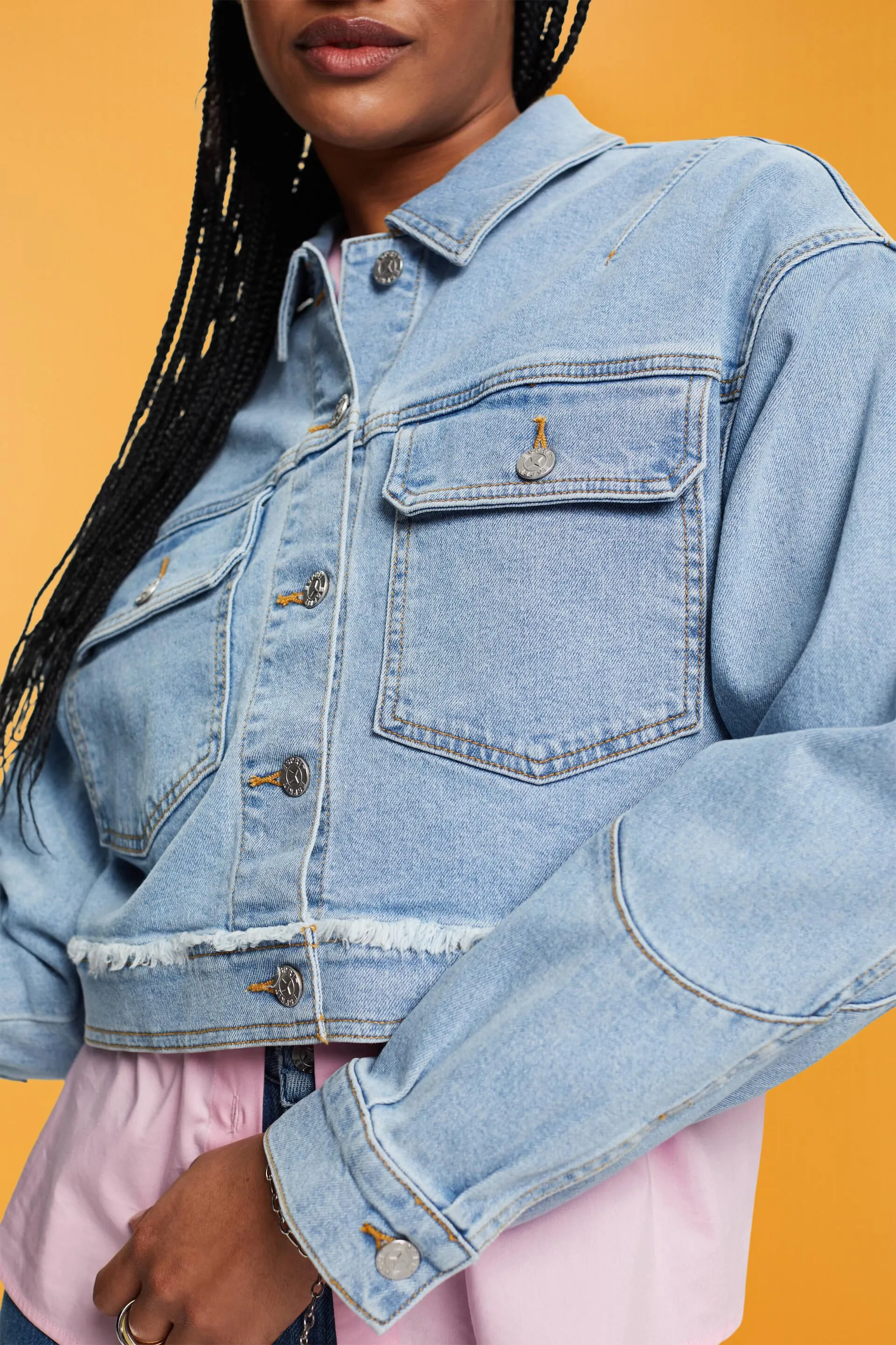 Giacca in denim cropped con bordo sfrangiato