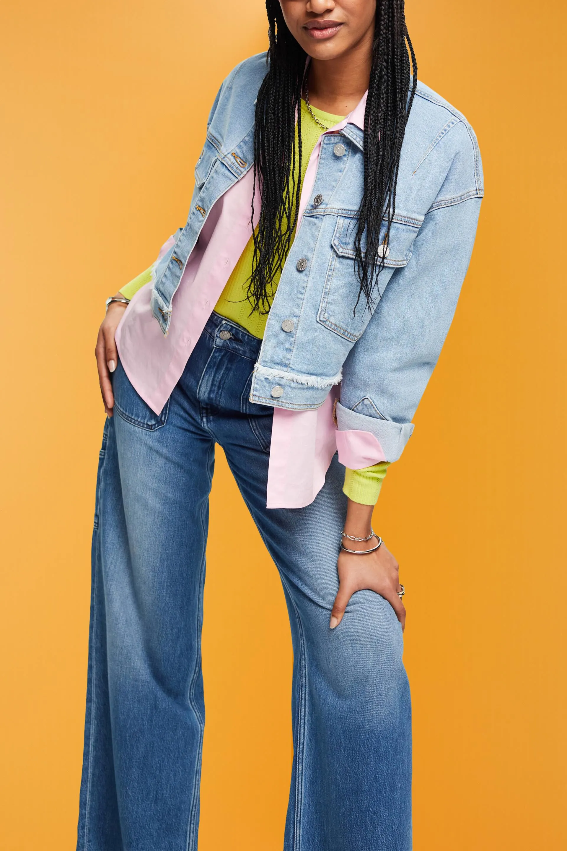 Giacca in denim cropped con bordo sfrangiato