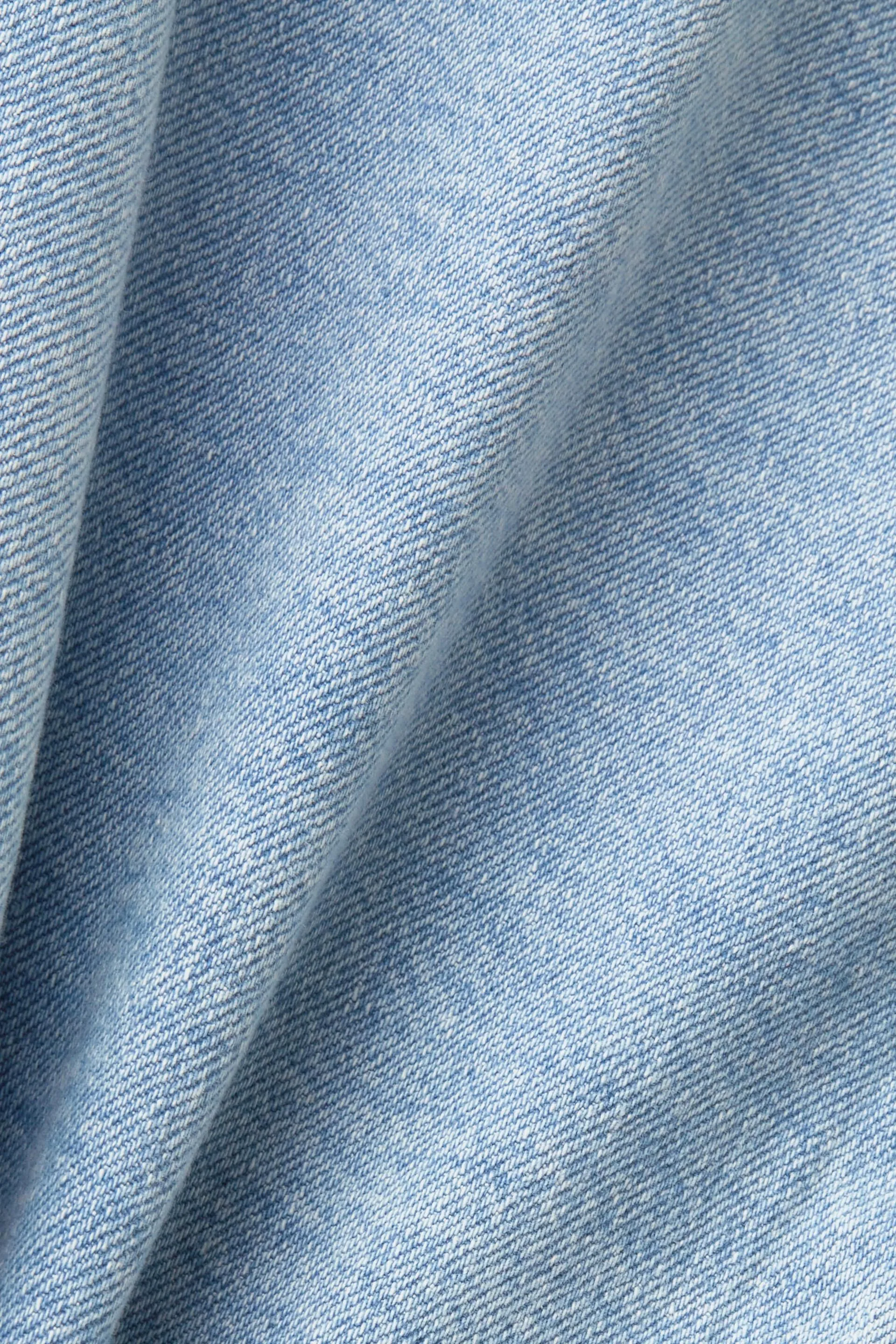 Giacca in denim cropped con bordo sfrangiato