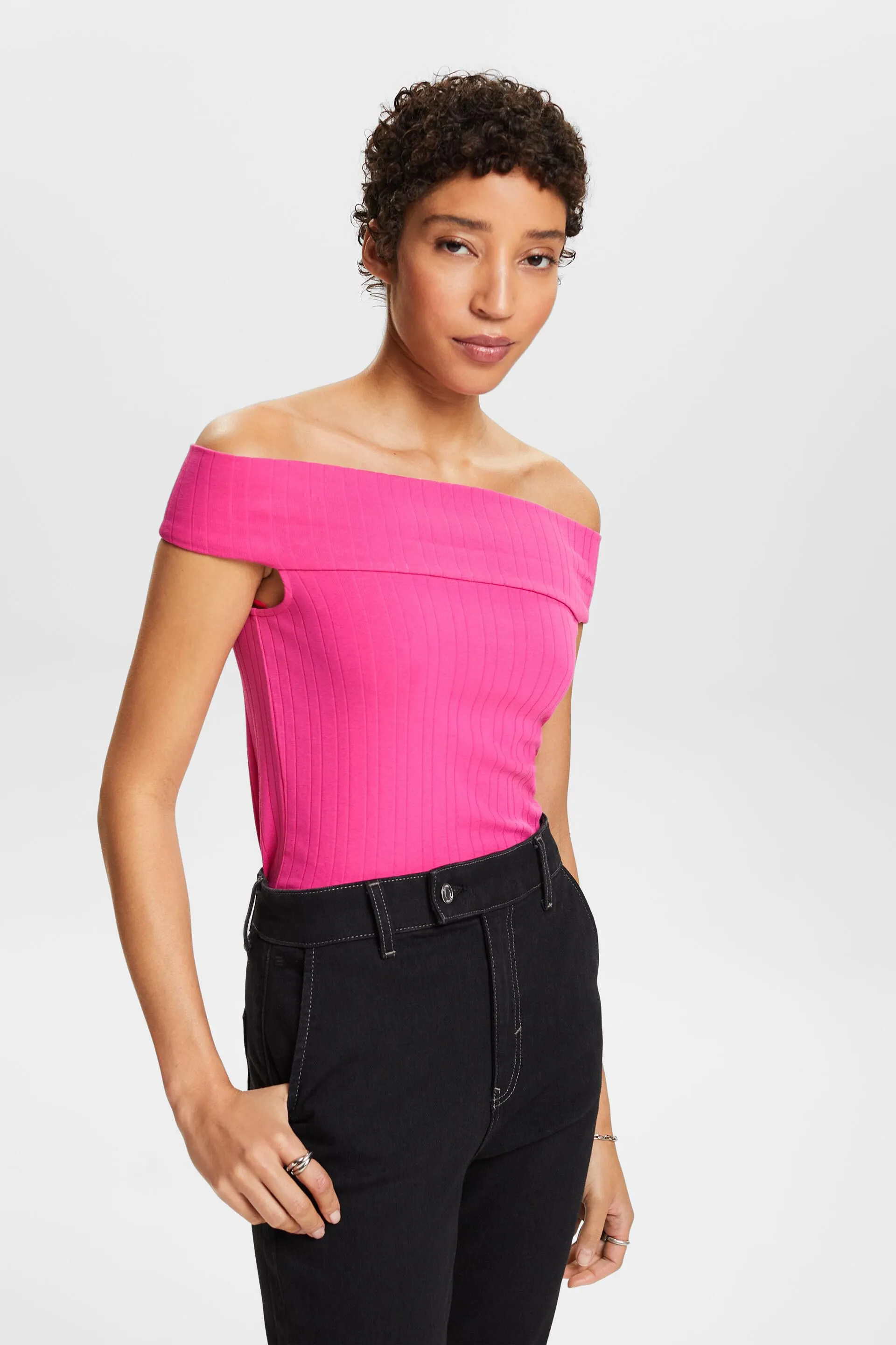 T-shirt a coste con spalle scoperte