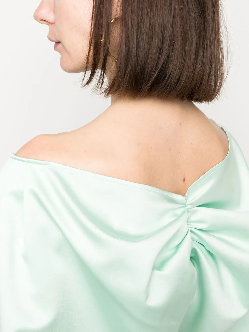 top corto con fiore e fiocco
