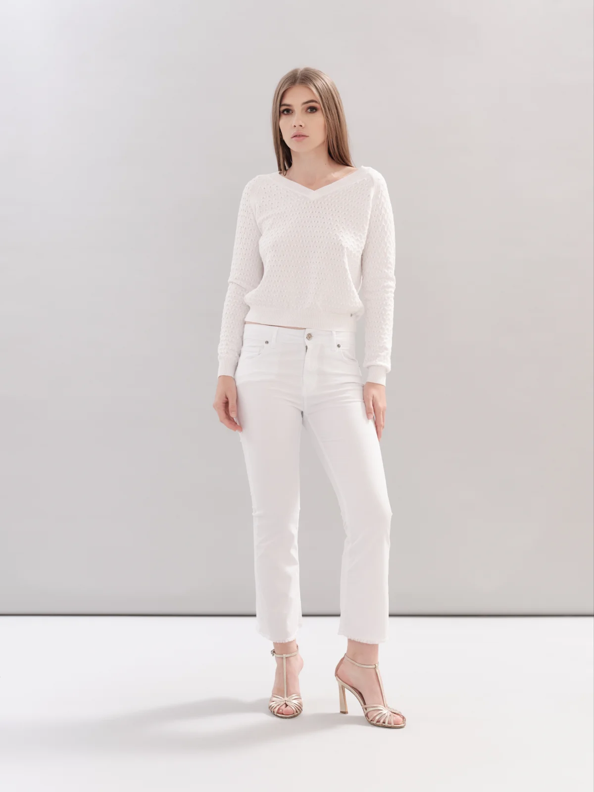 White Wise | MAGLIA IN COTONE LAVORAZIONE TRECCE CON SCOLLO A V – WW29041